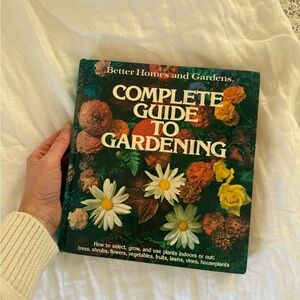 Better Homes and Gardens Gardening Guide Book